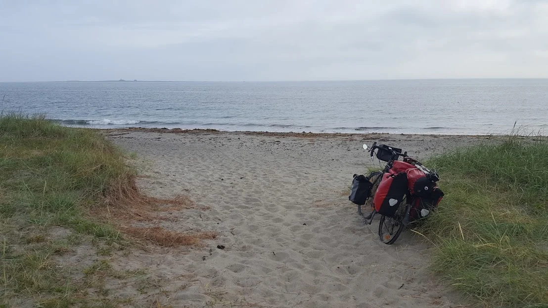 Egentlig en ganske vanlig strand. Men det hadde kosta meg så mye å komme dit at øyeblikket blei et minne for livet.