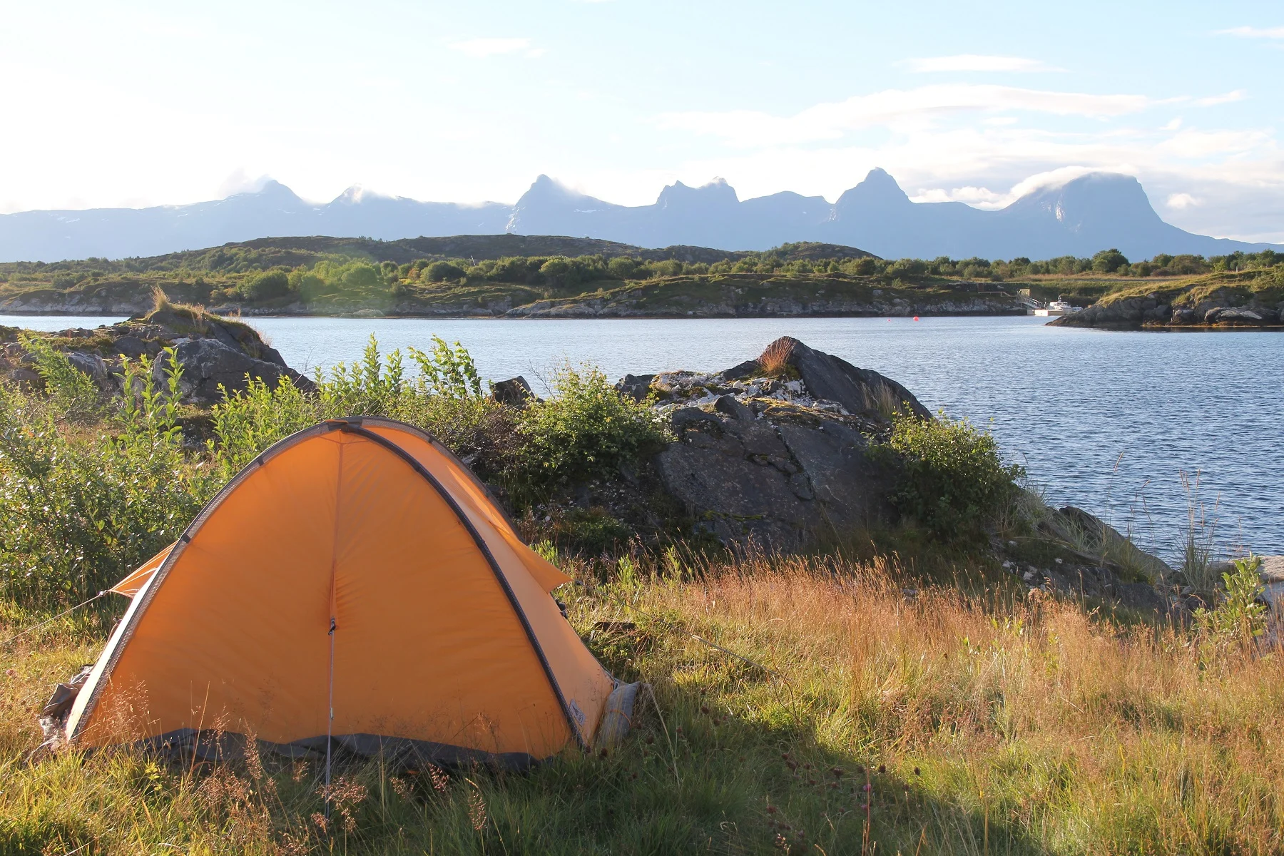 Morgenstund på Herøy. Utsikt mot De syv søstre på Helgeland.