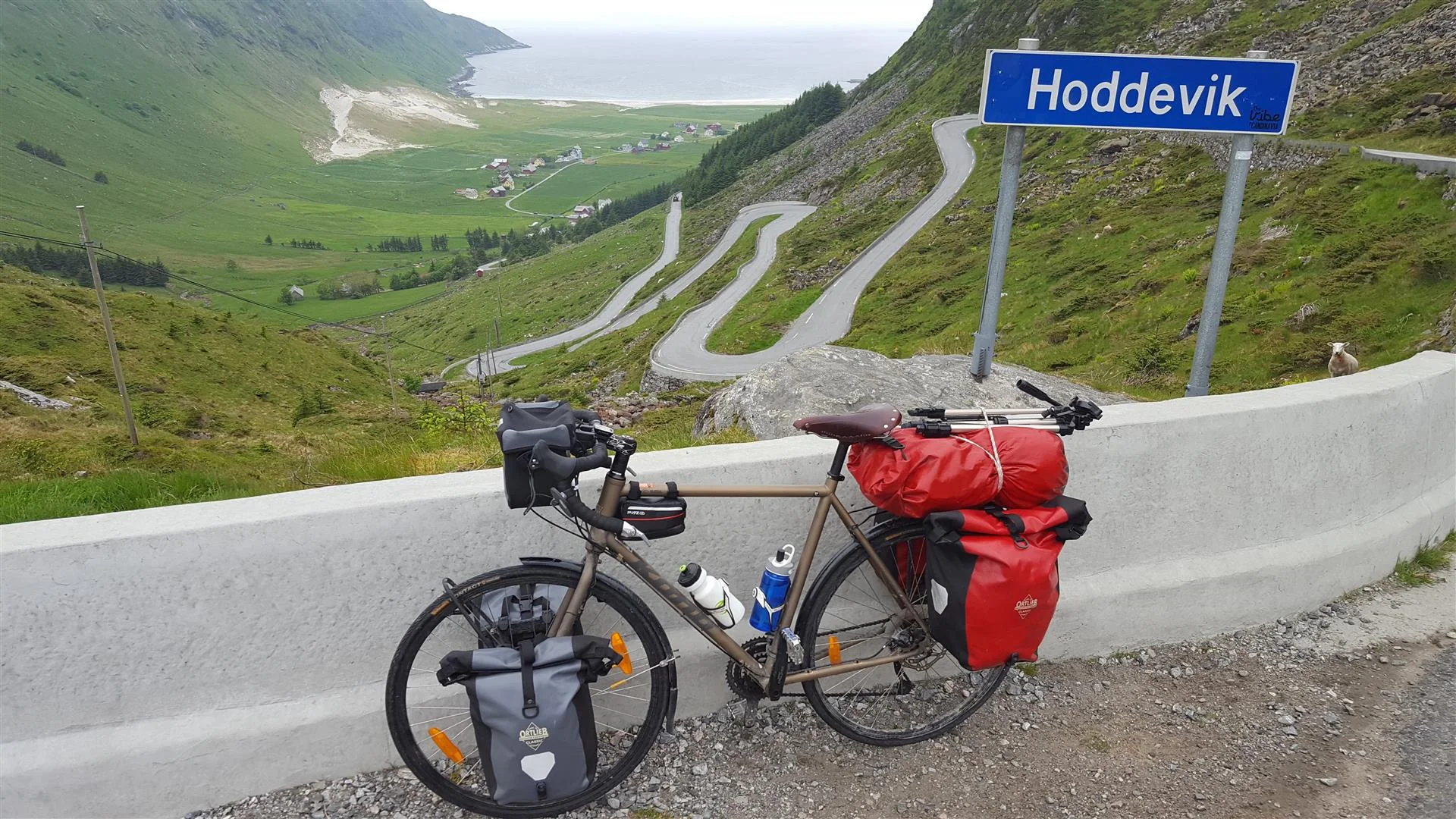 Slik så sykkelen ut med full oppakning. Vesker foran og bak, pakksekk til teltet og styreveske.