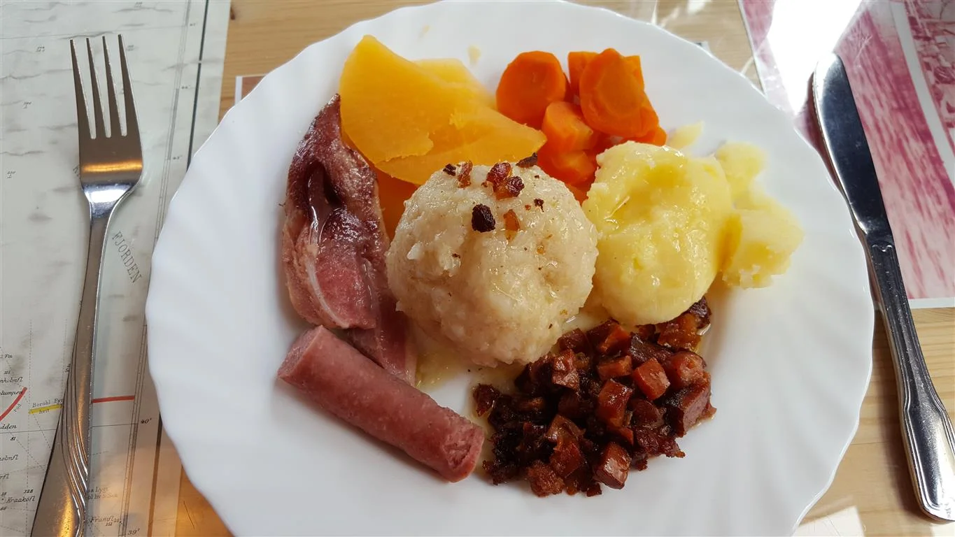 Lokal mat på gode spisesteder kan heve sykkelturen. Ballbufé på Bryggjen i Bud.