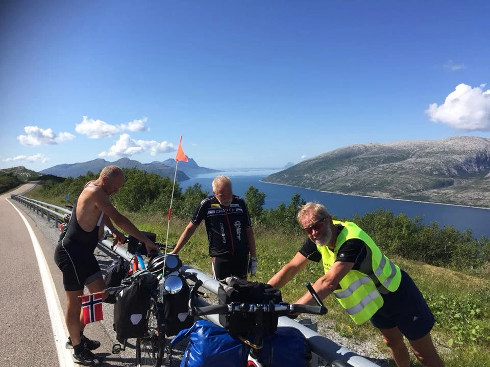 En pust i bakken på Sjonfjellet på Helgeland i tropevarme. Fra venstre Olav, Roger og Elling