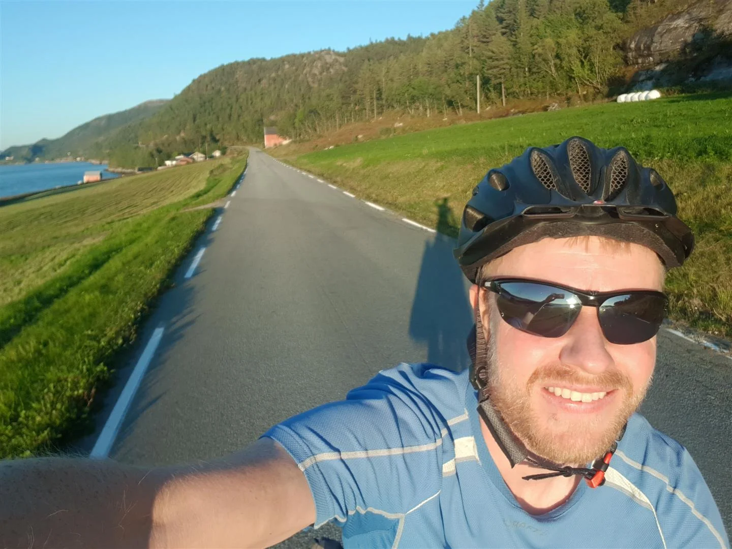 Langs Stjørnfjorden i kveldssol.
