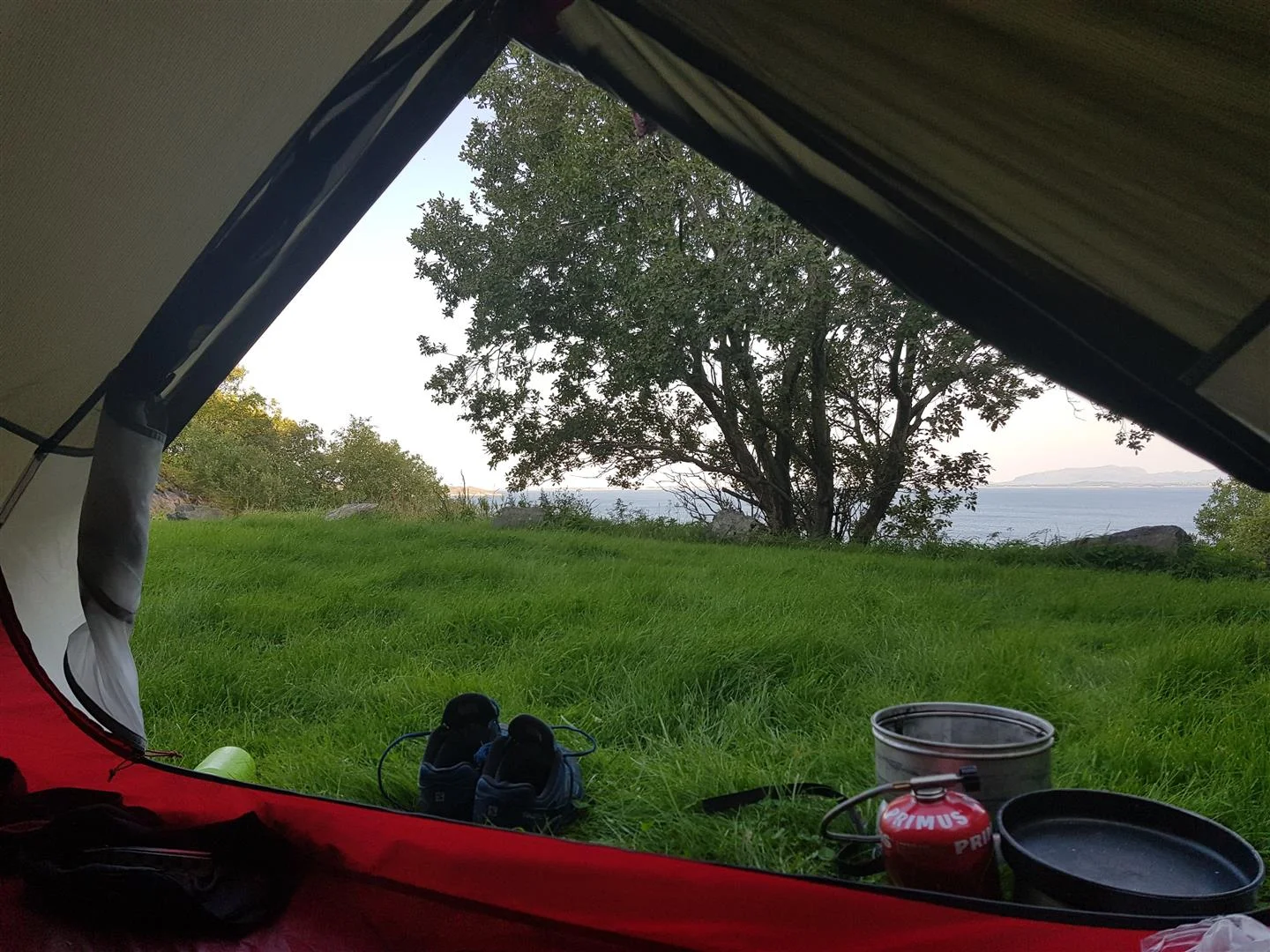 Det var ikke så lett å finne en egna teltplass langs Stjørnfjorden. En lokal kjentmann tipsa meg om grønne plener på Hysnes fort. Ikke helt sikker på om det er helt innafor å telte der. Men jeg fikk være i fred og plaga ingen med mitt nærvær.