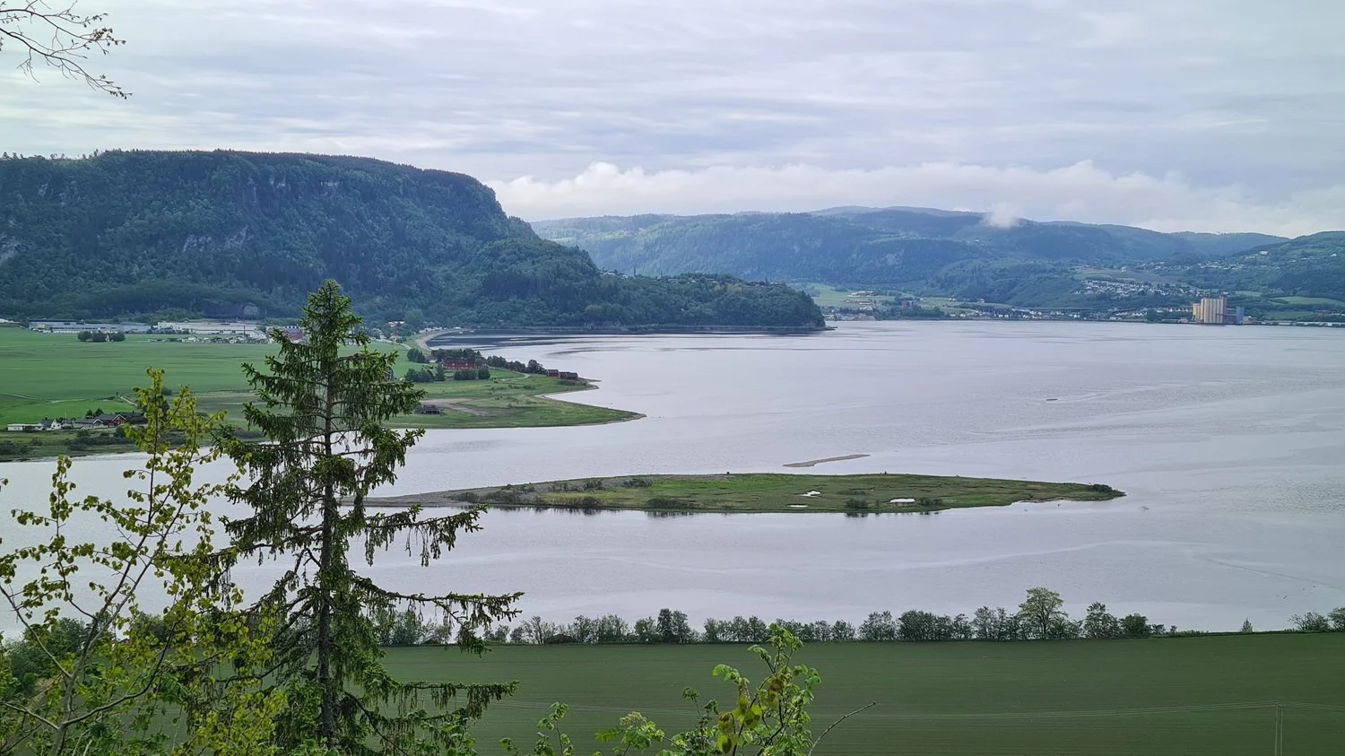 Utsikt fra Lauglolia mot Gaulosen og Øysand.
