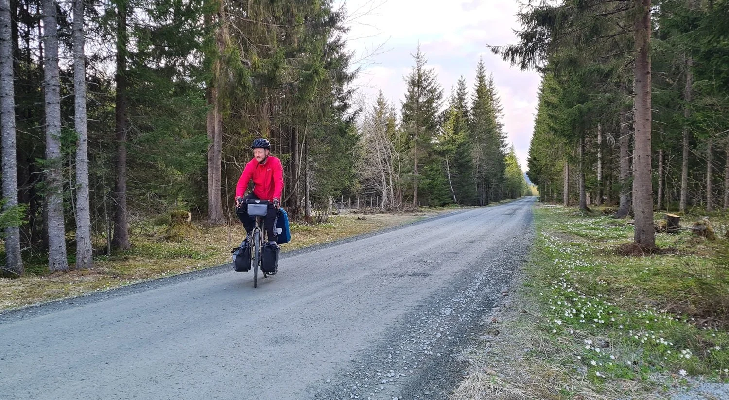 Mann på sykkeltur.