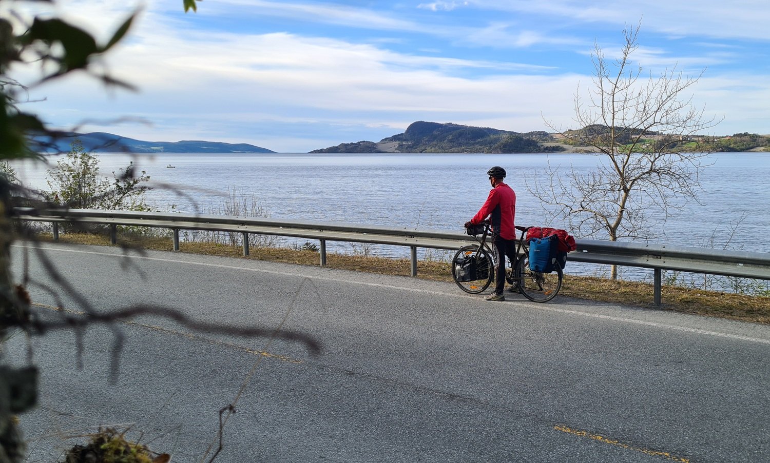 På sykkel langs fjorden.
