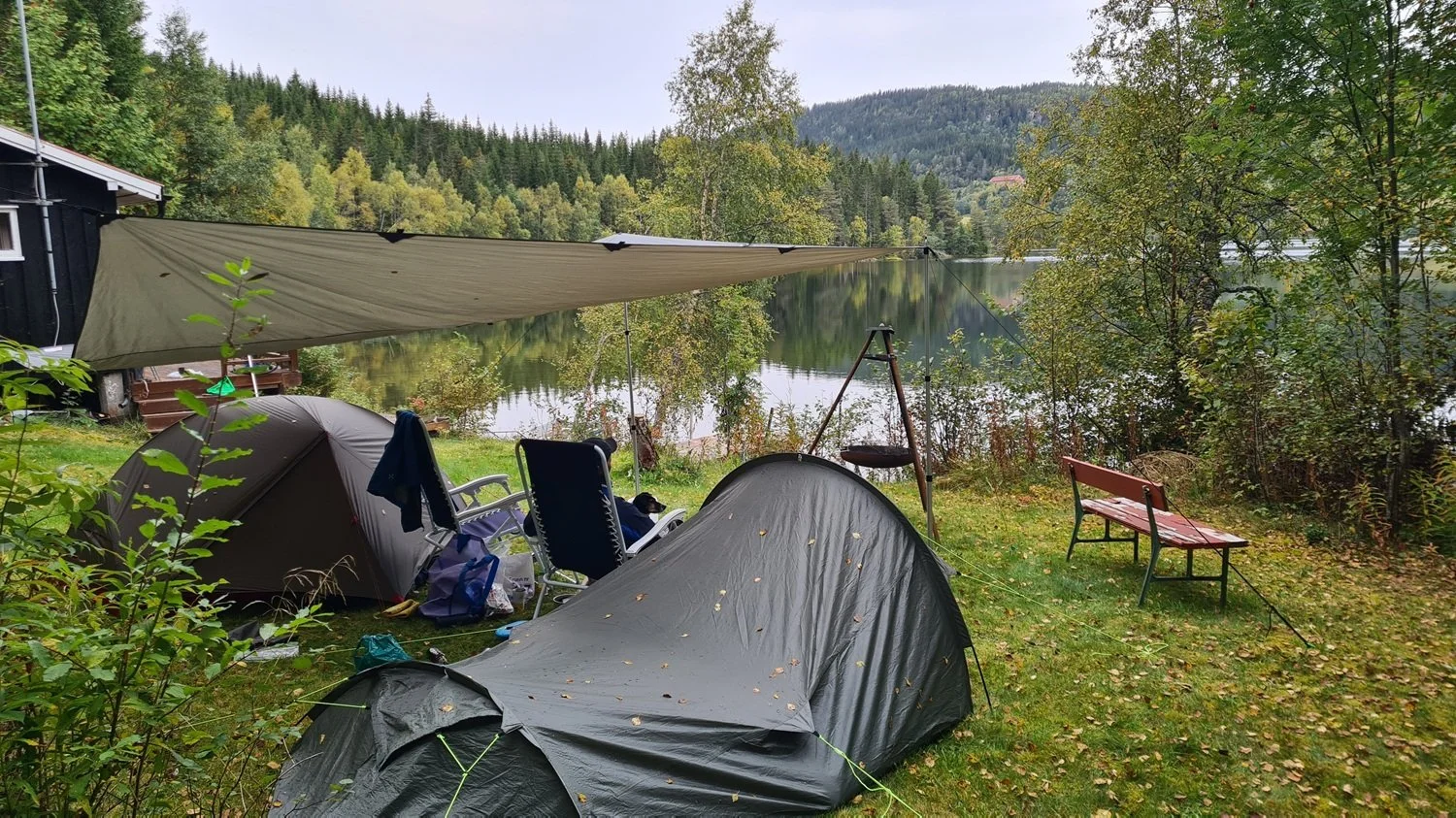 To telt under en tarp.