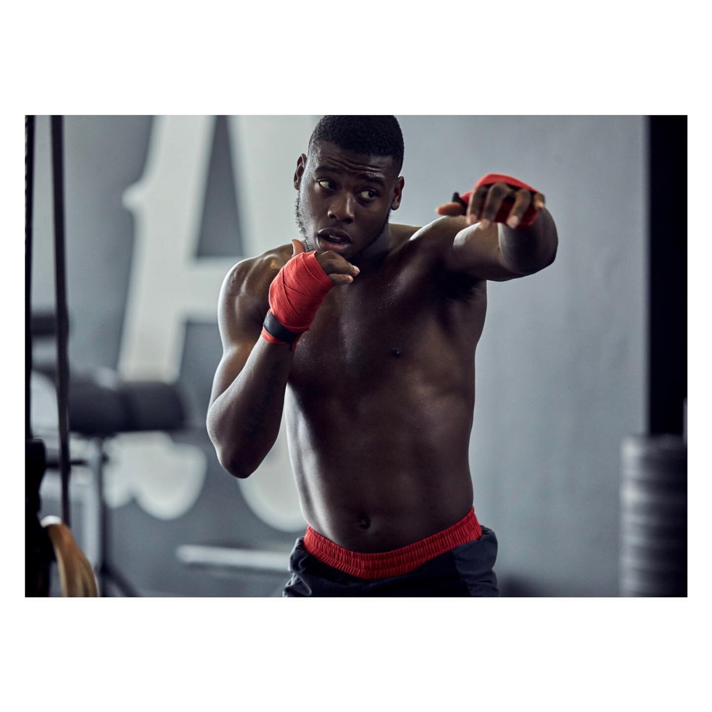 All the best tonight @chamberlain_ 👊 for tonight&rsquo;s fight. Live in the UK on channel 5 at 10 pm fight fans ! Photo from a shoot we did together for ESC &hellip;.
.
.
.
.
.
#fightnight #boxing #boxer #fight #box #fitness #champ #chanel5 #fightti
