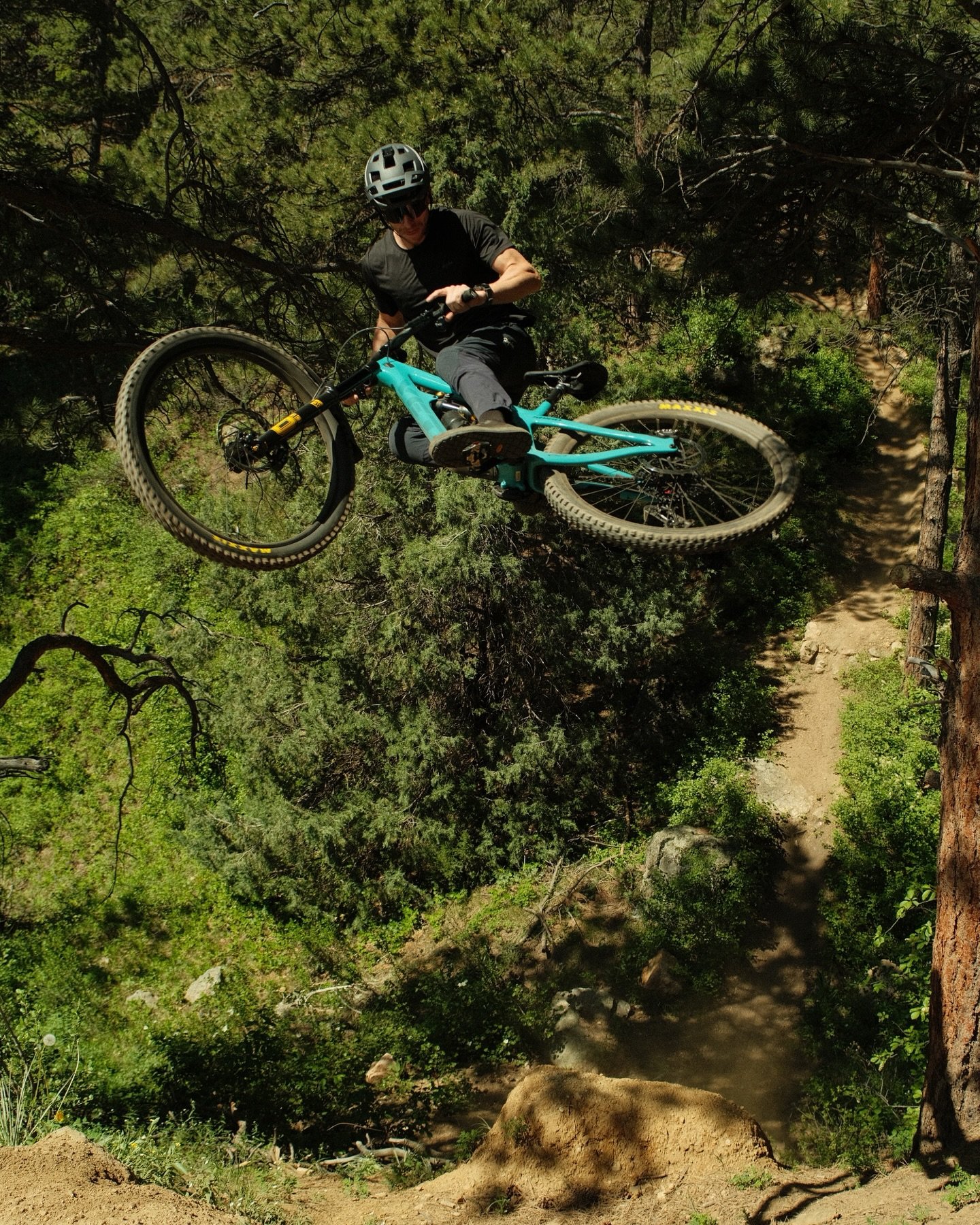 A little love for the @yeticycles SB160 as I get it packed up for what might be the best week of my life at @transbcenduro 🔮

📸: @danecroninphoto 

#yeticycles #raphamtb