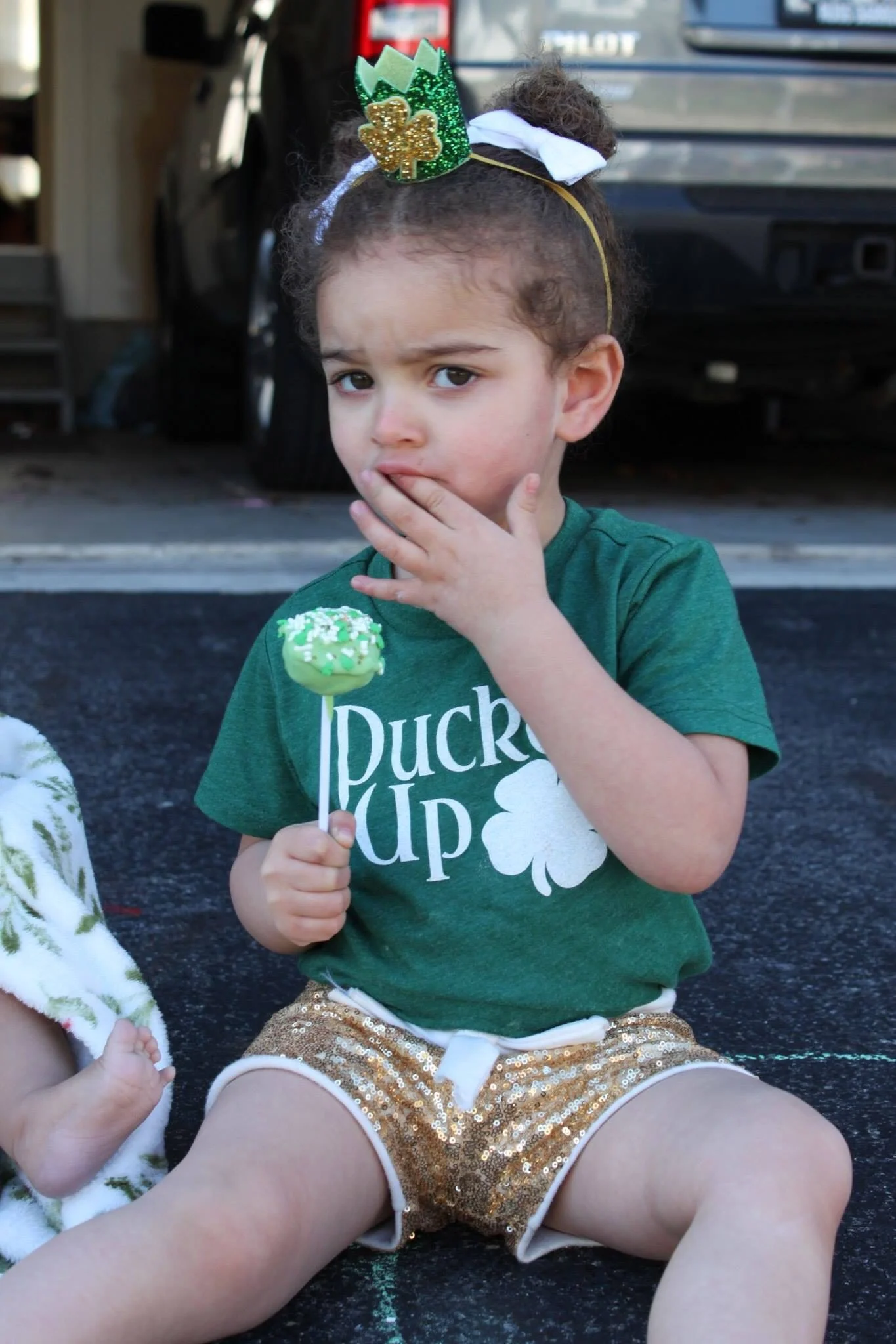 Cake pop love. Also, these St. Patrick day tees from Riverbabethreads are the cutest. Crown courtesy of littleblueolive (etsy)