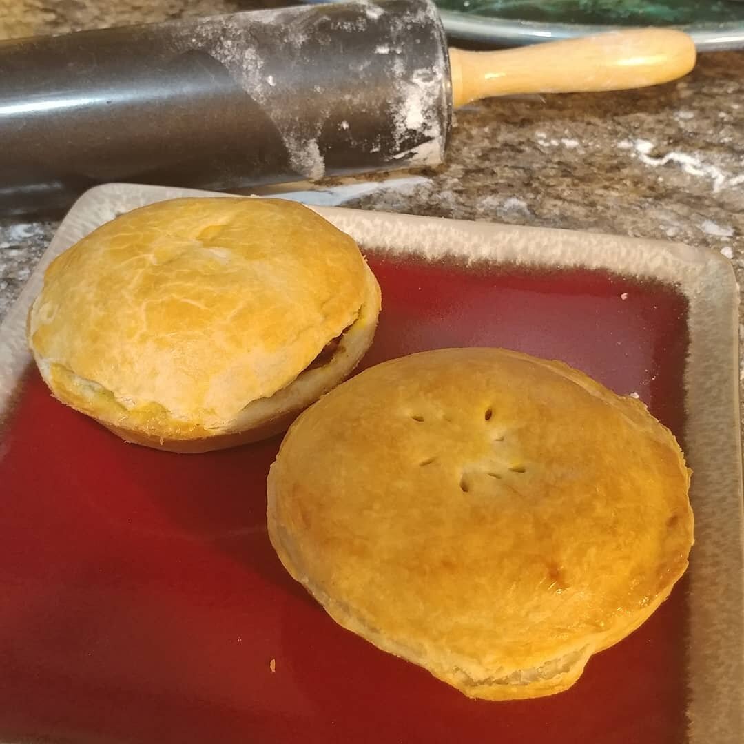 Move over Marie Calender!  I reign supreme with the savory pies!  These little hand pies are apple, butternut squash, and cheddar with a little bit of pork sausage and a lot of seasoning and goodness. 😍😋🔥🔥🔥

#handpies #savory #baking #homemade #