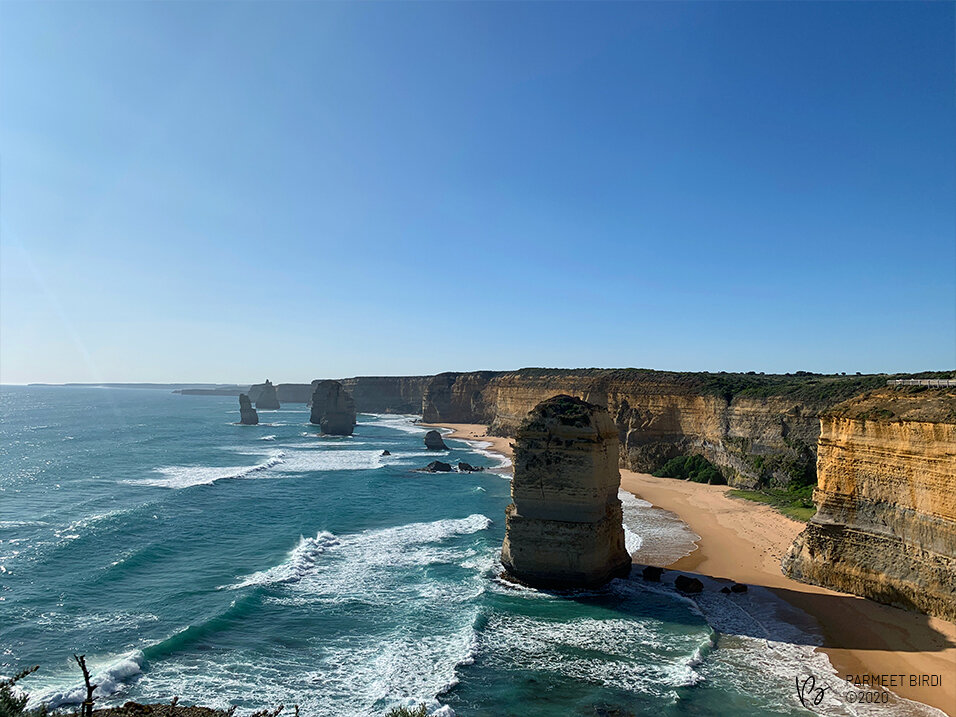  The 12 Apostles along the Great Ocean Road 