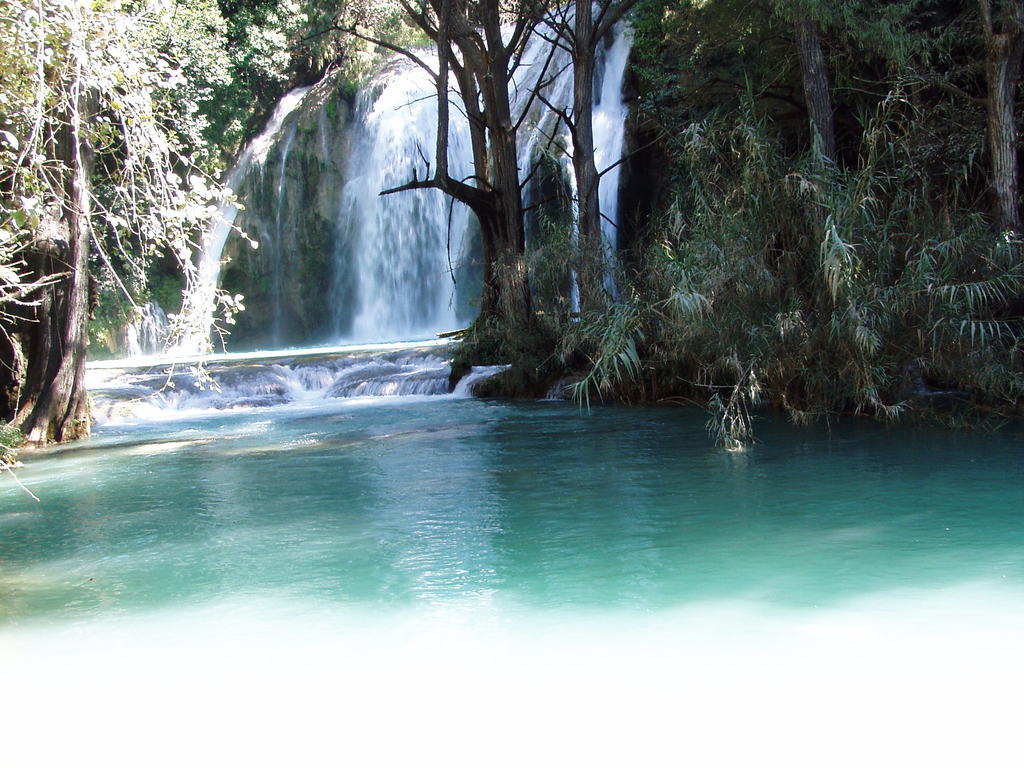 cascadas de agua azul - source: taringa.net