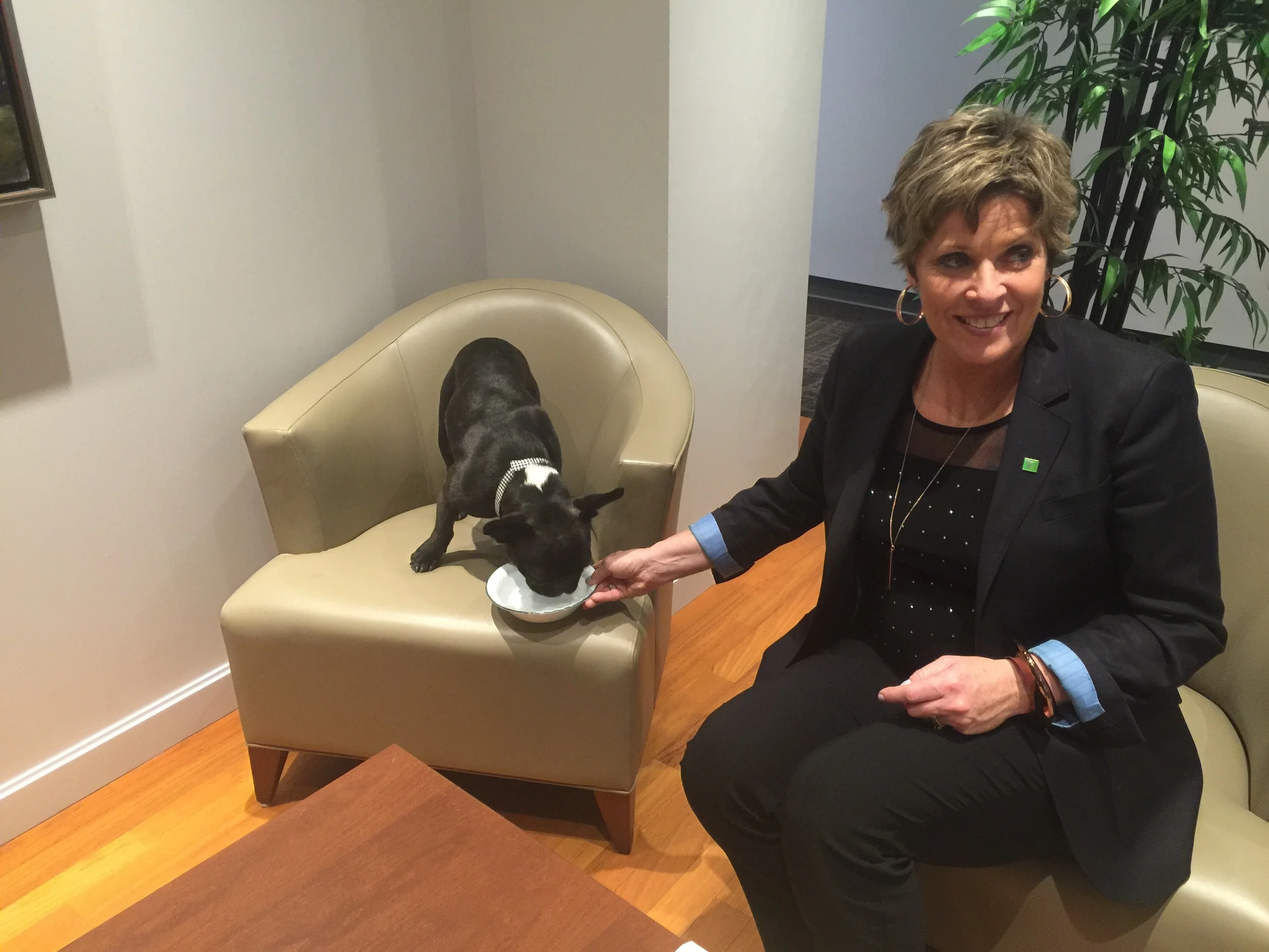 Then we took a break from alla the meeting new inthesameplacefriends for drinking wet, waterystuffs.*slurp* *lik* *slurp* *slurp* *lik* "SHANKSH, LIBBYWILKINSON!! YOU ARE SOOPERNICE AND STUFF!! 😊😊😊