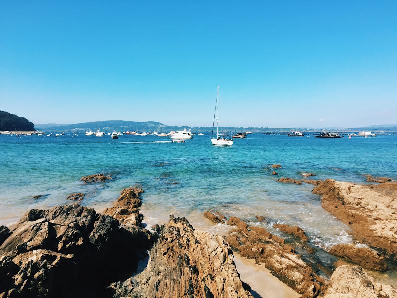 The view on the rocks while crossing to the other beach