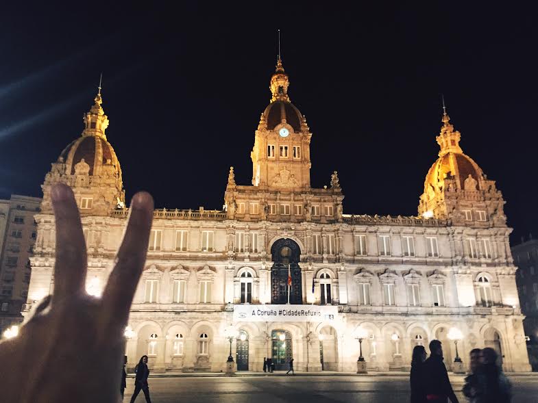 6.18 / 12:02 ante meridiem (techincally Sunday) // Tatiana and I went out drinking and dancing and on our way to the bars we walked across the popular square with the City Hall. They had a banner up saying " A Coruñua #CidadeRefuxio" meaning 'city shelter' for refugees <3 