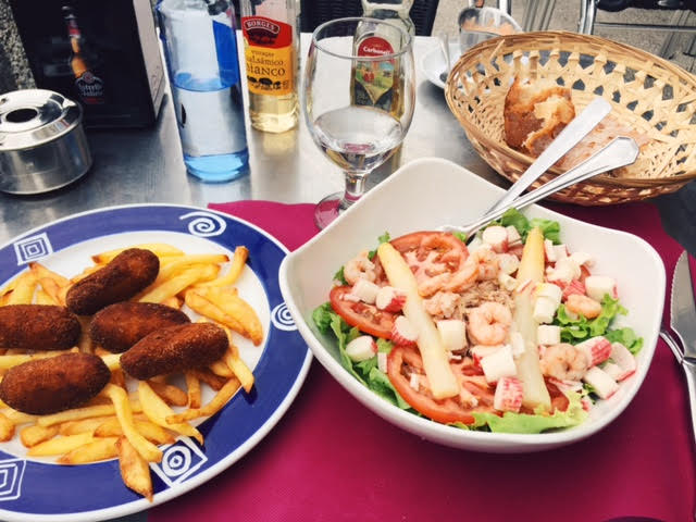 6.25 / 3:14 post meridiem // On Saturday, I was craving salad. I treated myself to a massive Spanish lunch because that's the norm here. I ate this right on the beach. The fried things to the left are croquetas. ermagherd so good. 