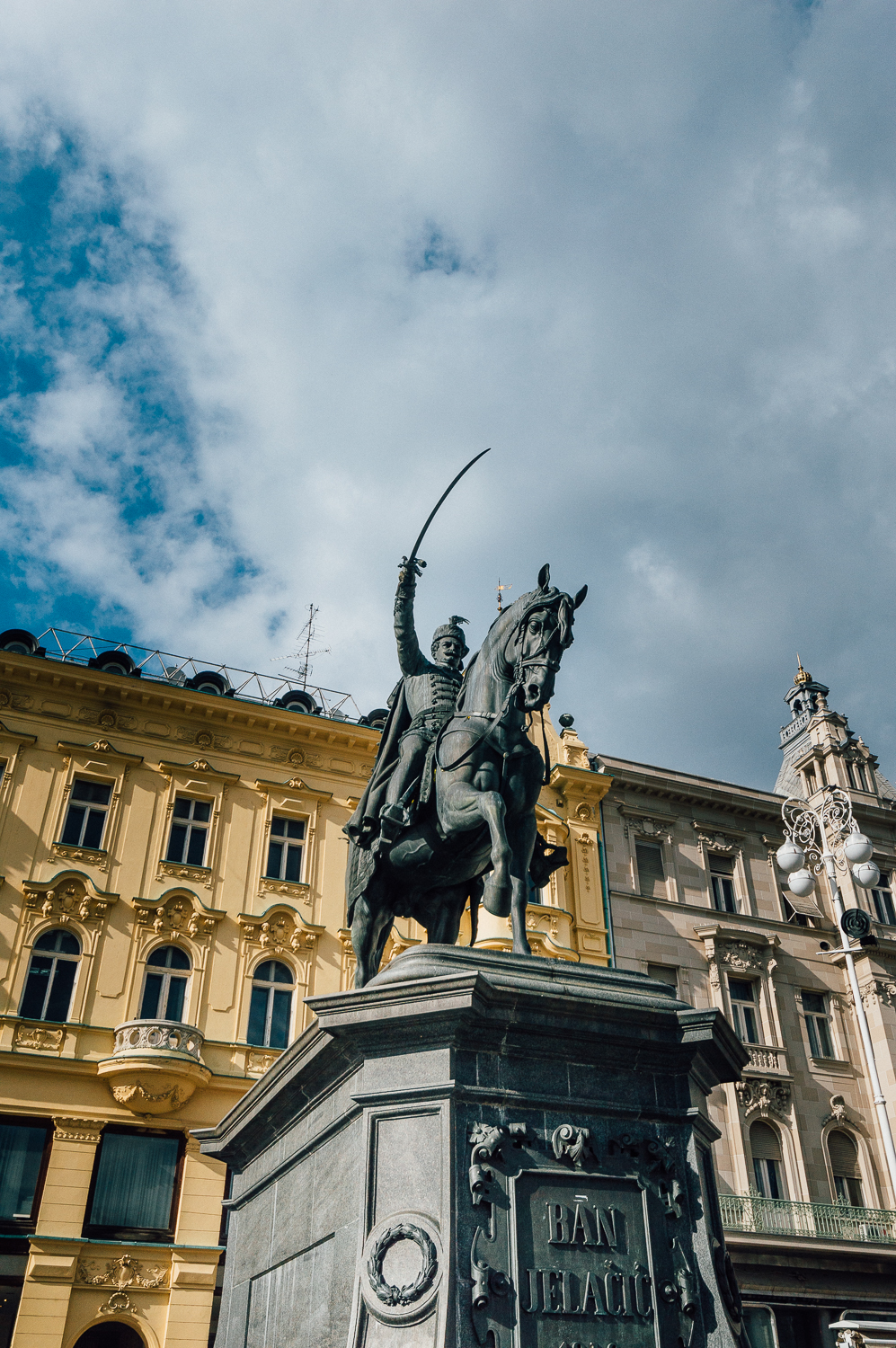 This statue is where locals go to meet each other before going out. Specifically, they meet "under the horses tail." 