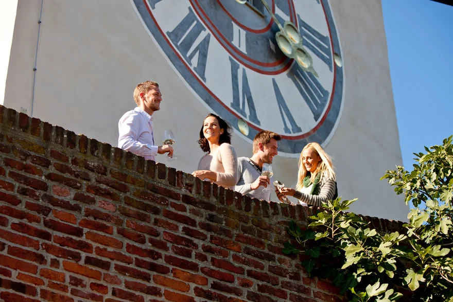 uhrturm-menschen-wein-1.jpg