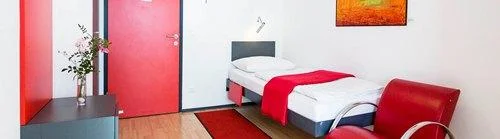 Helle und komfortable Schlafzimmer mit angeschlossenem Bad