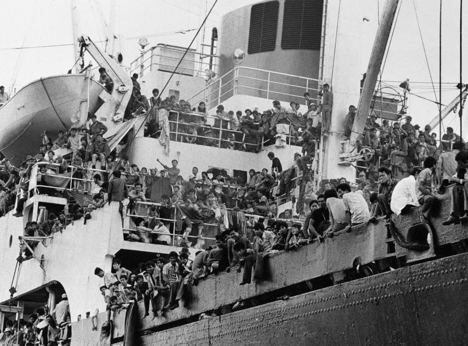 Refugees on US ship.png