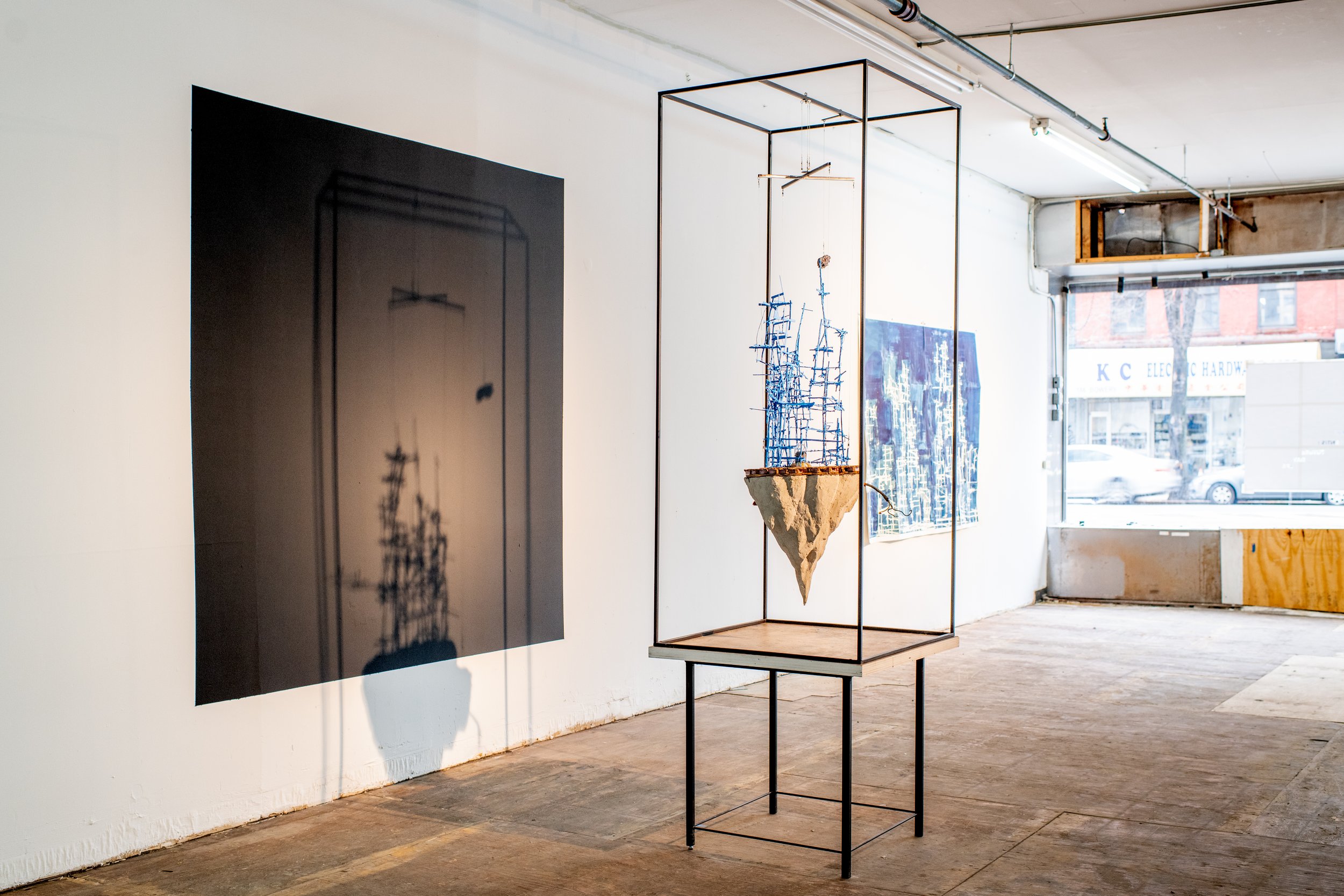 “Donner un singe un cerveau et il jure qu'il est le centre de l'univers.” (Installation View)
