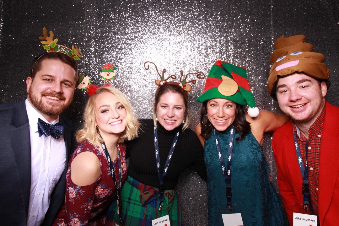 Add a photo booth to your holiday party🎅🎄