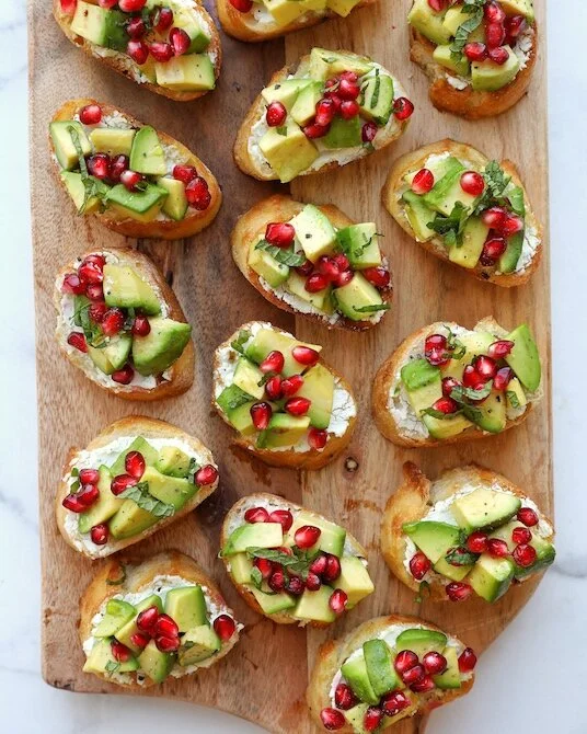 https://images.squarespace-cdn.com/content/v1/554d5698e4b0e4053a33b9e5/1608685063945-SK1V35XT59A5K18ODFU2/Avocado%2BCrostini.jpg