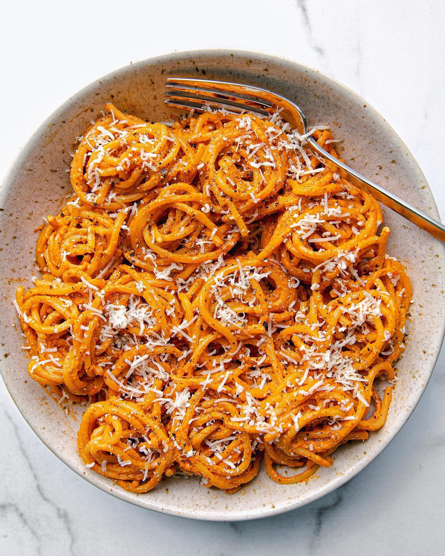 Roasted Red Pepper Goat Cheese Pasta!!! Styled in swirls a la @foodsofjane !!

I&rsquo;ve been so, so obsessed with roasted red peppers this year. I don&rsquo;t really know why, but I&rsquo;ve been making them multiple times i week. So obvi I had to 