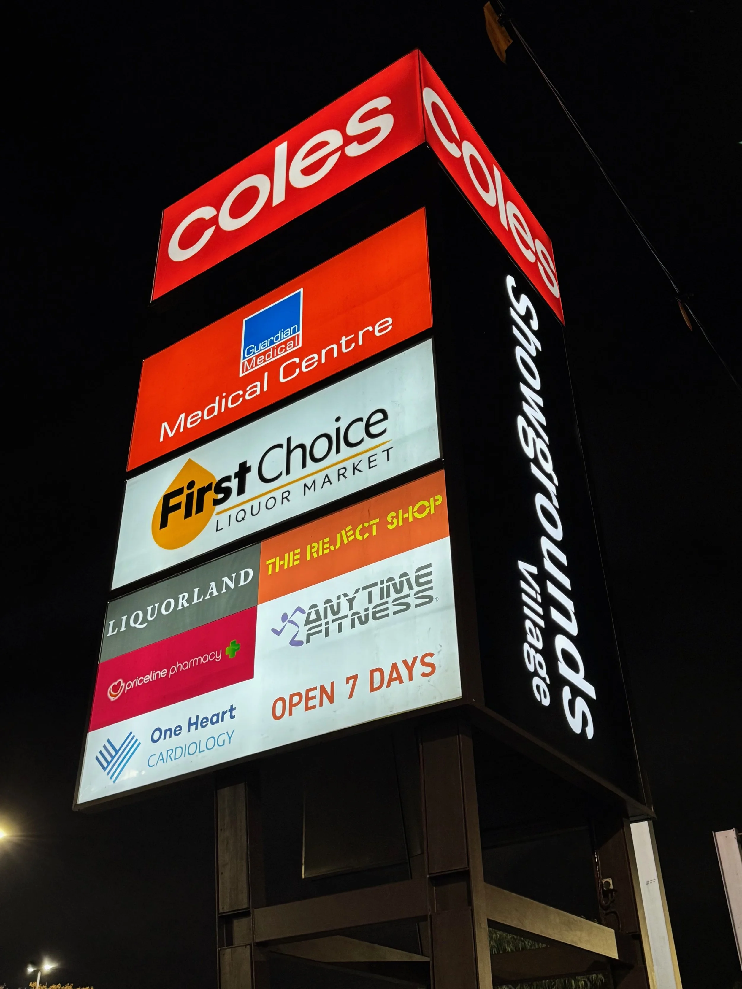 Pylon sign refurbishment, Melbourne, Geelong, Illuminated.jpg