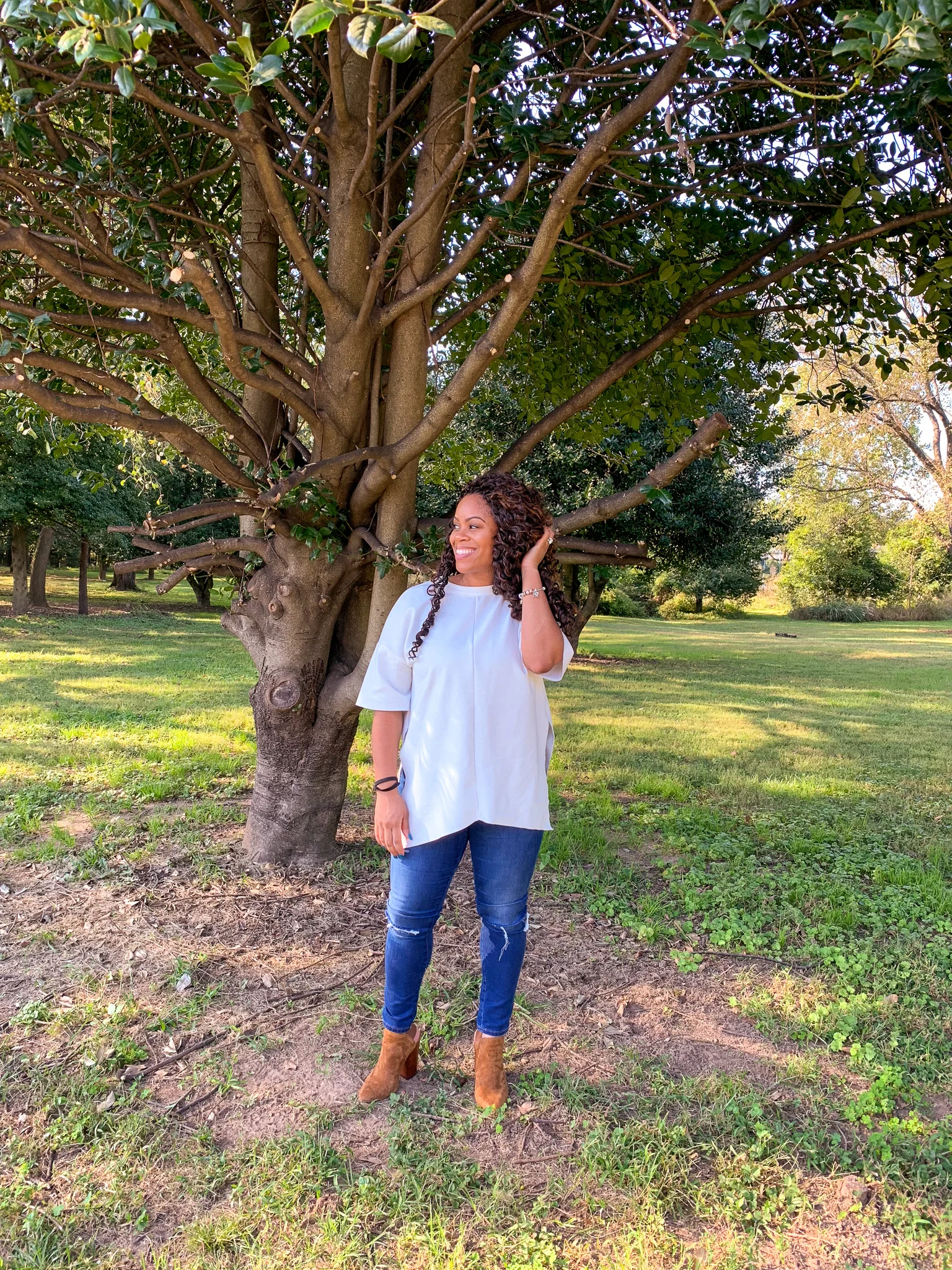 Tip: If you go for a full neutral look like this, you can spice it up with jewelry or textures. These suede shoes and ripped jeans add some texture to a simple look.