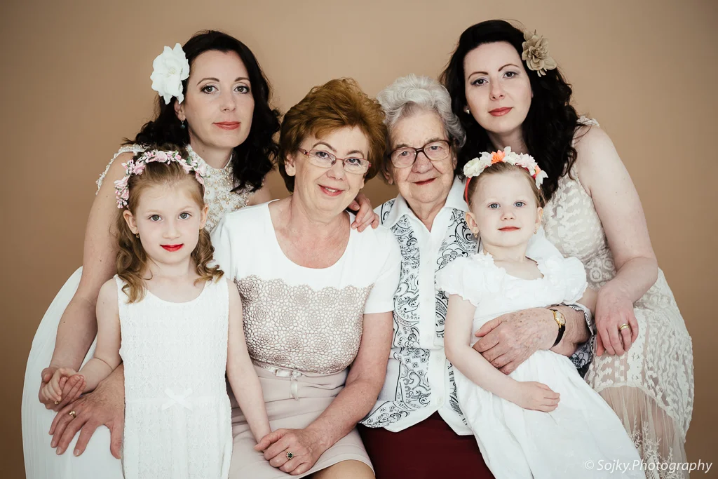 Generačné fotenie: Julka, Barborka, Mária, Monika, starká & prastarká