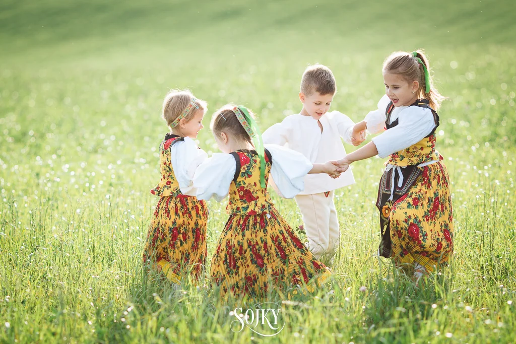 Zuzka, Paulínka, Krištof, Eliška, Monika & Zuzana
