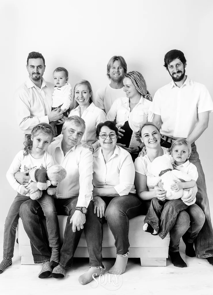Generačné fotenie: Filipko, Kubko, Mia, Jožina, Juraj, Ivka, Peťo, Silvia, Maťo & starí rodičia