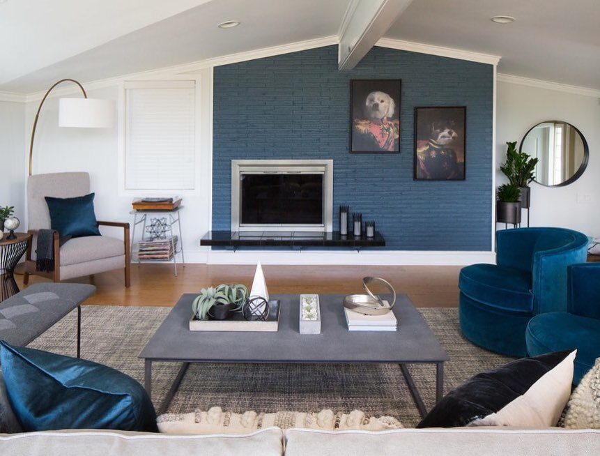Do you know someone who would never paint a brick fireplace? Well, here&rsquo;s a great example of why you should just do it! I mean look at that color! The room is completely transformed by paint&hellip;. And dare I say, it&rsquo;s for the better! ⁠