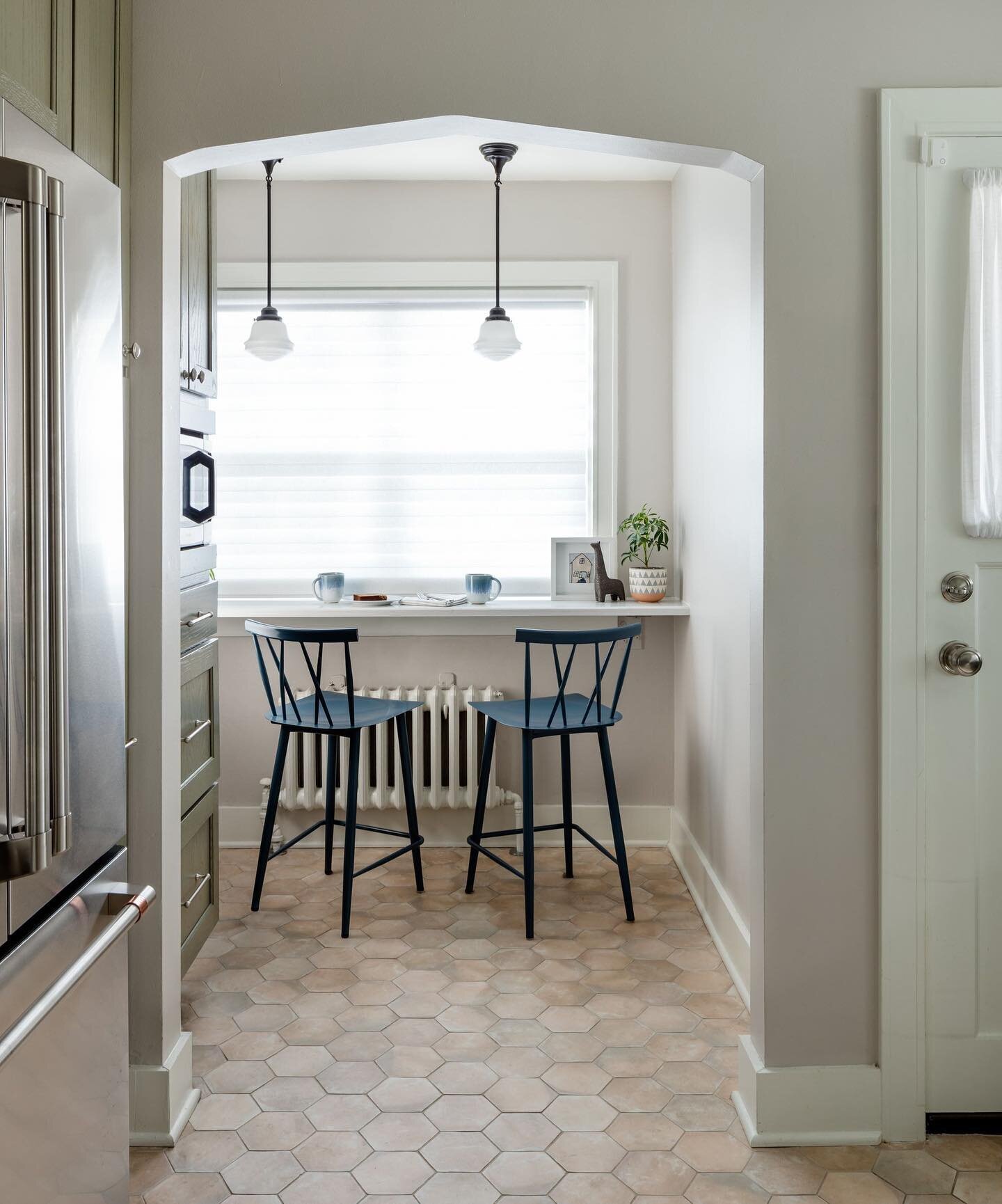 Does it feel like a double ☕️ kind of morning? 
.
.
.
📷: @mirandaestes 
#mapleandplum #interiordesign #seattleinteriordesign #seattleinteriordesigner #kitchennook #kitchendesign #kitchenremodel #kitchenenvy #designerkitchens #kitchendecor #bluestool