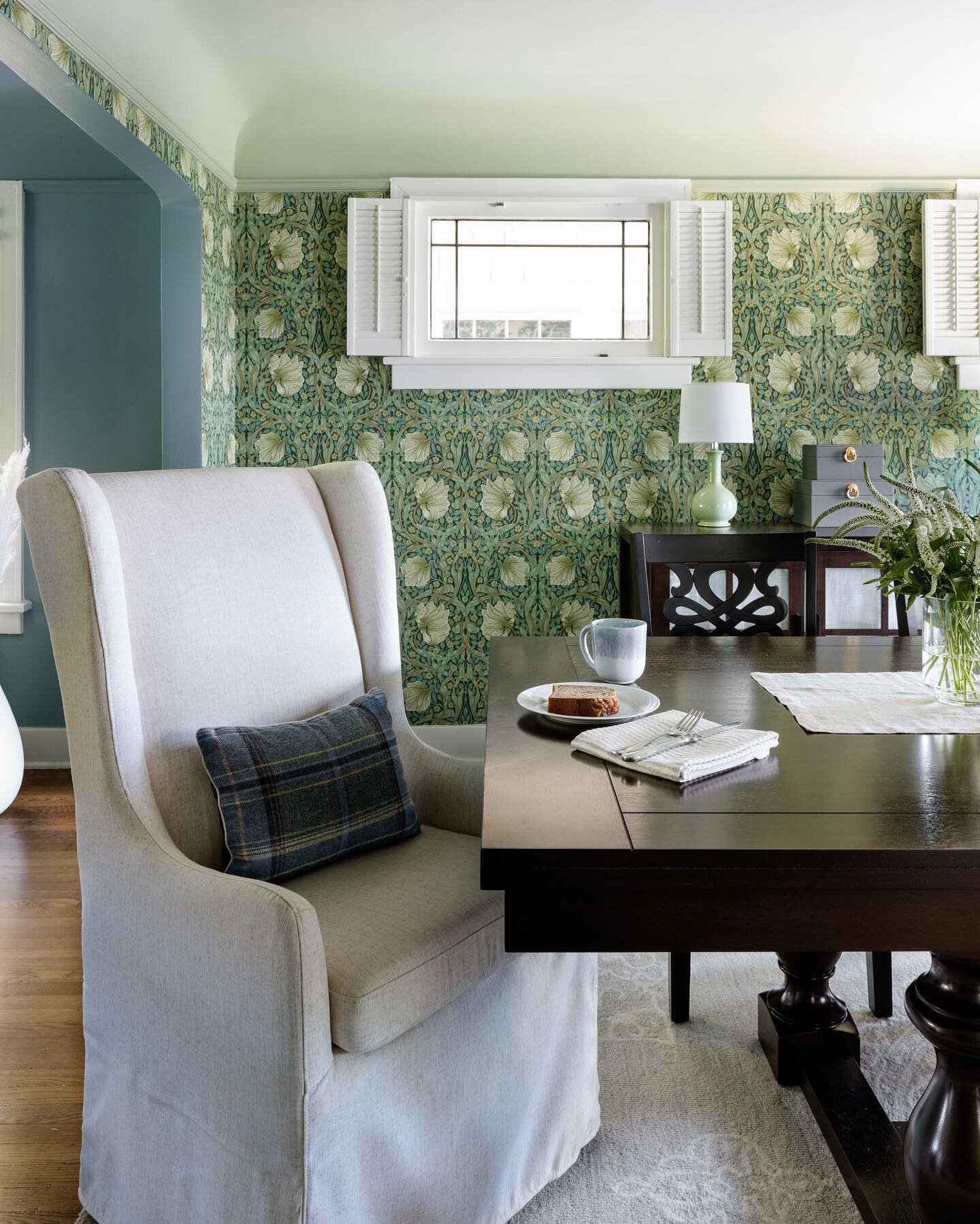 A little corner of the dining room to enjoy your morning cuppa. Yes please. 
.
@mapleandplum 📷: @mirandaestes 
.
#mapleandplum #interiordesign #interiors #design #diningroomdesign #greenceiling #bluewalls #gardeninspired #diningroomdecor #diningroom