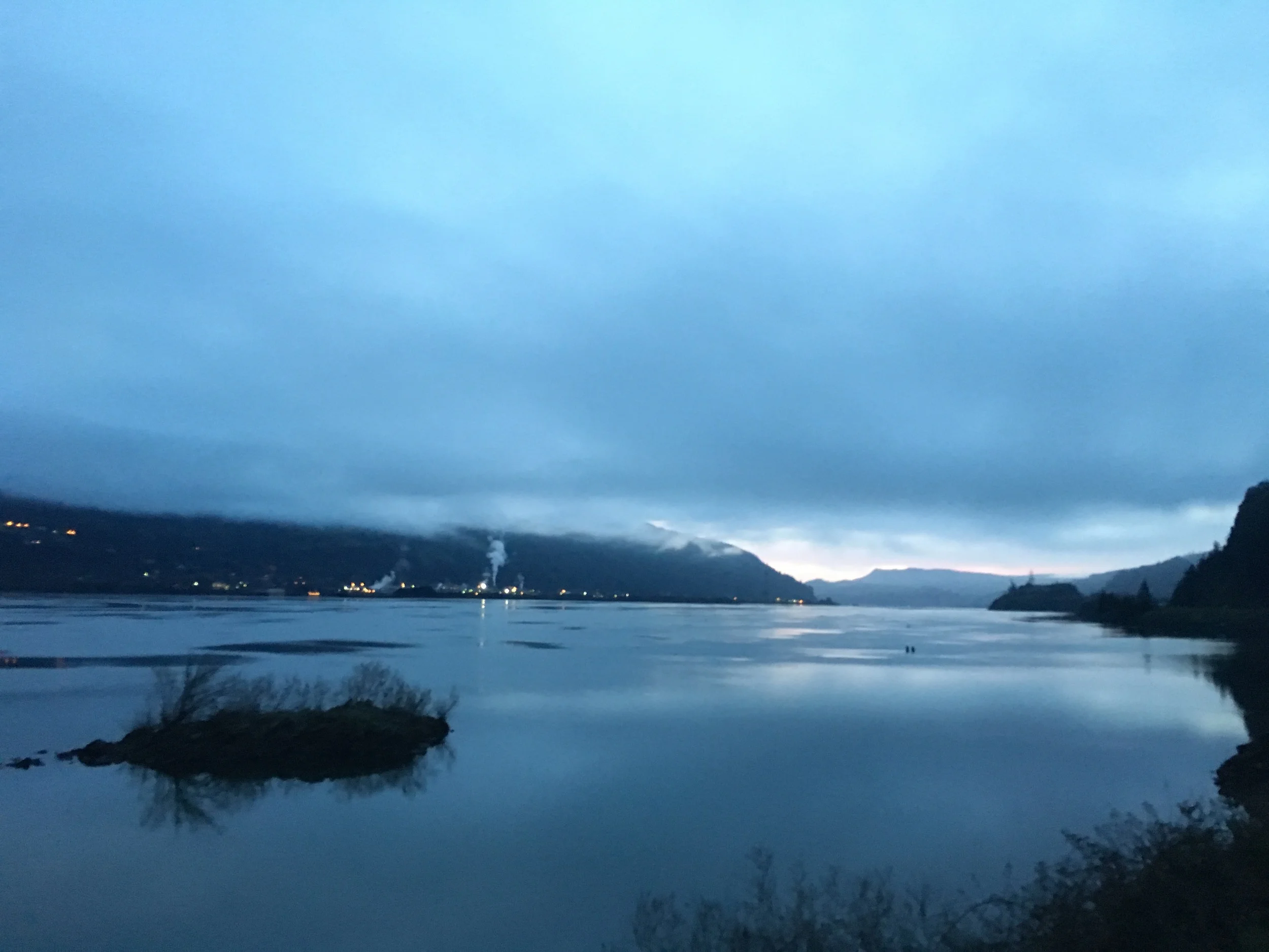 View of the Columbia River from the riverwalk behind our hotel