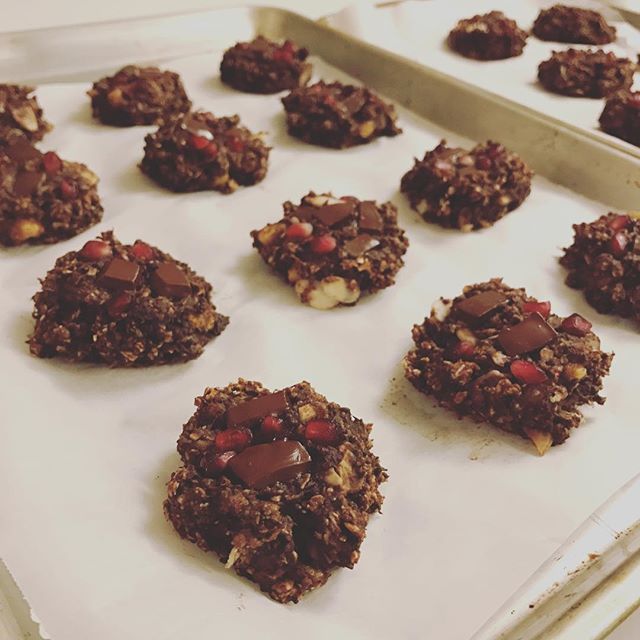 When a friend arrives to your home with a bunch of the brownest bananas ever, you have no choice but to make choco pomegranate oatmeal cookies ... x 20 ... for the 3rd time in a week. Right?
.
.
GF Oats / banana / honey / almond butter / cacao / chia