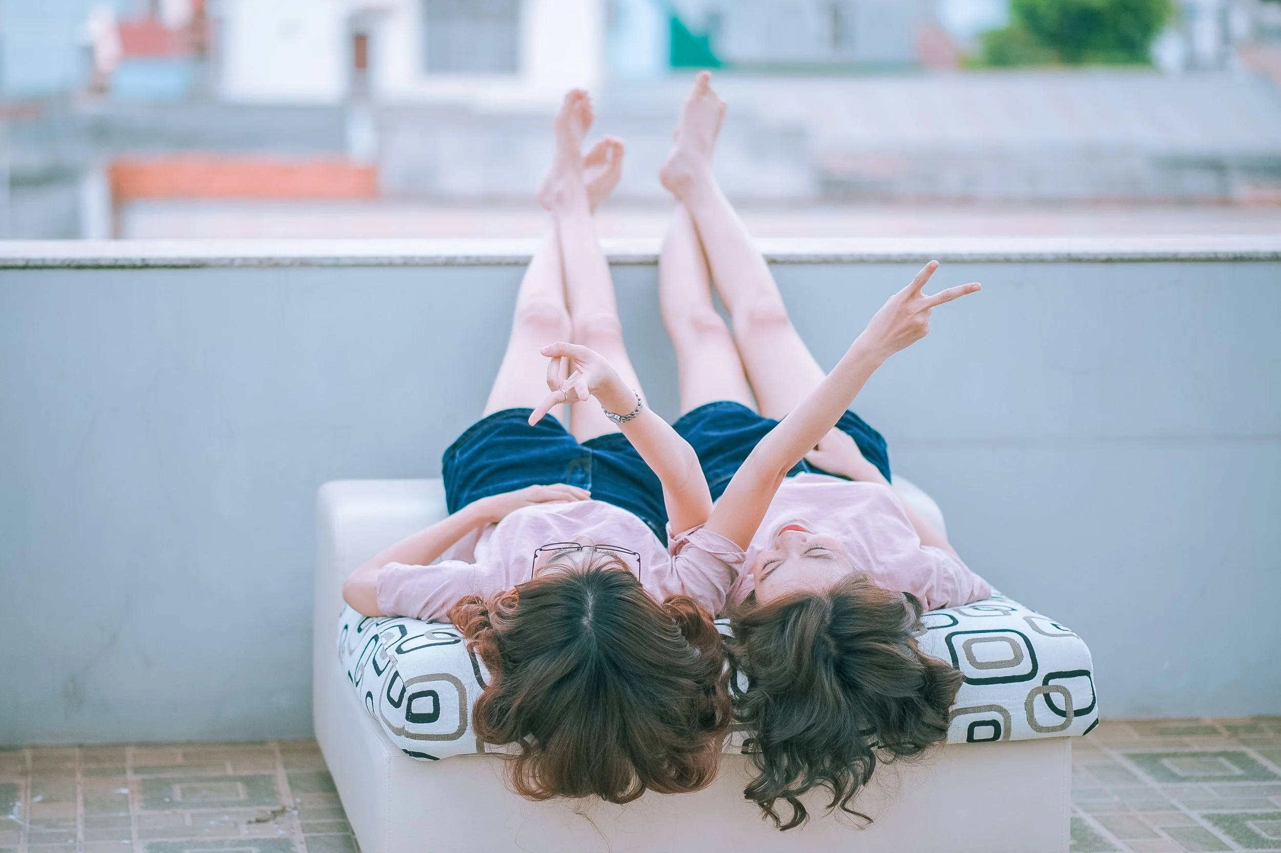 cute-female-friends-271645.jpg