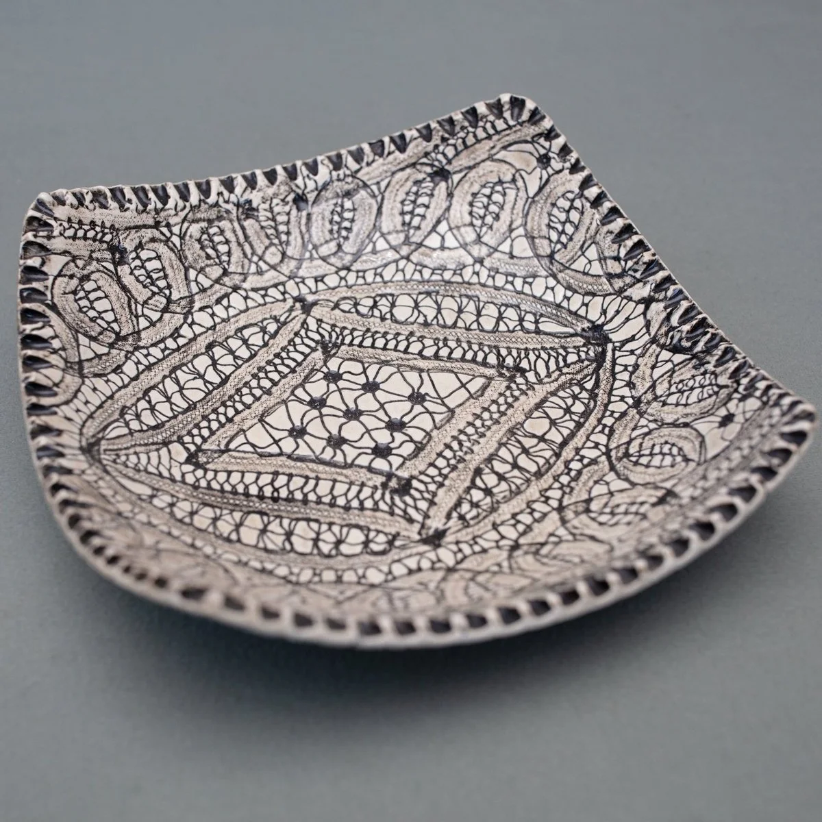 Lace-pattern Ceramic Plate
