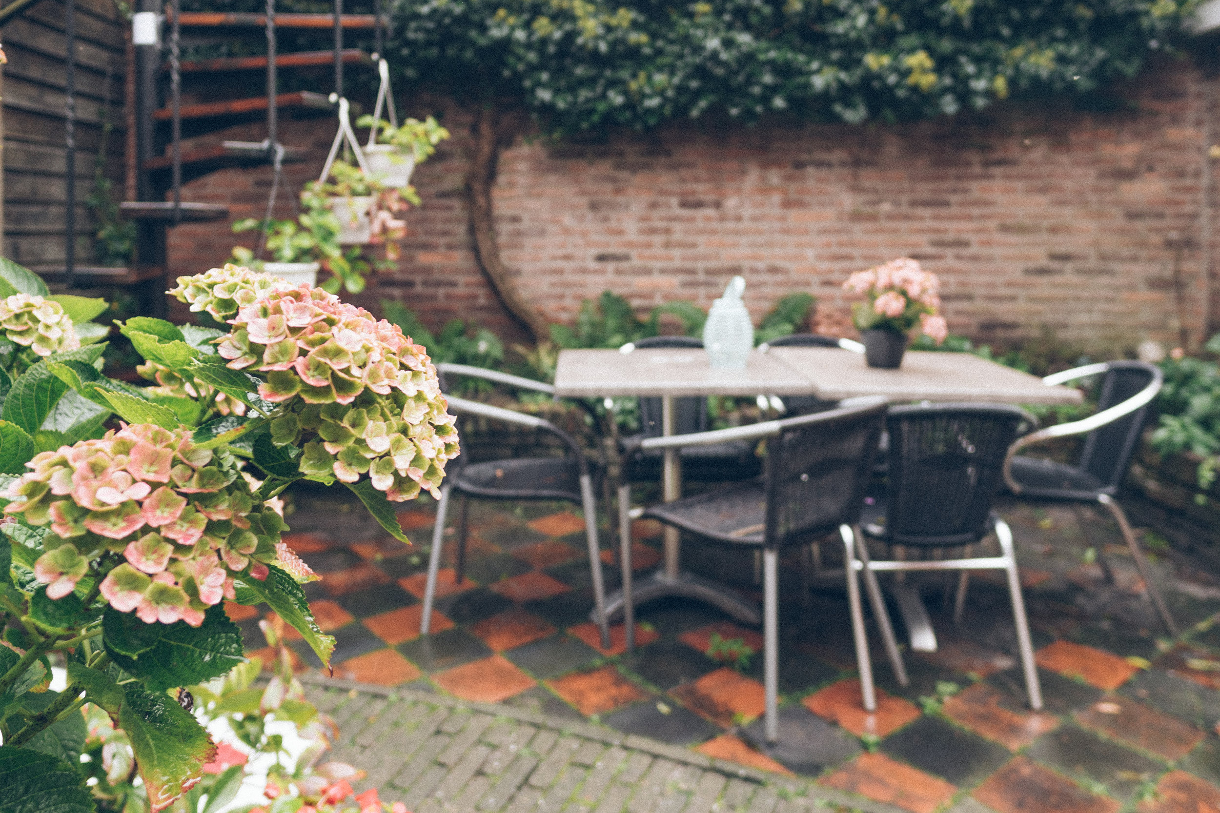 The garden patio in 't Shanda Lee's courtyard