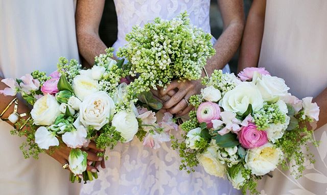 Adore the abundance of these springtime bouquets! ✨ A touch of pink in the bridesmaid bouquets add a playful accent color to the classical green and white palette.🌿🌷 #emilyellisonstudio #eventdesign #eventdecor #bouquet #bridesmaid #SpringTime #wed