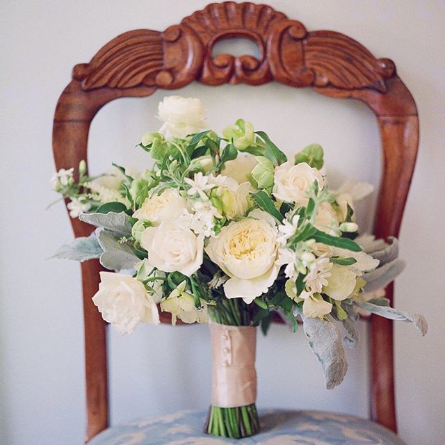 A favorite bouquet ✨
.
.
.
.
.
#eventdesign #creativedirector #weddingflowers #weddingdecor #bridalbouquet #emilyellisonstudio