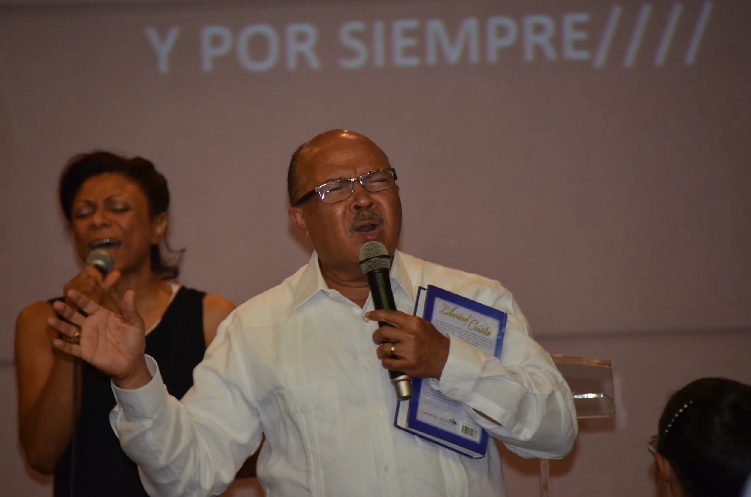 Nuestro Pastor Felip Arias en tiempo de Adoracion