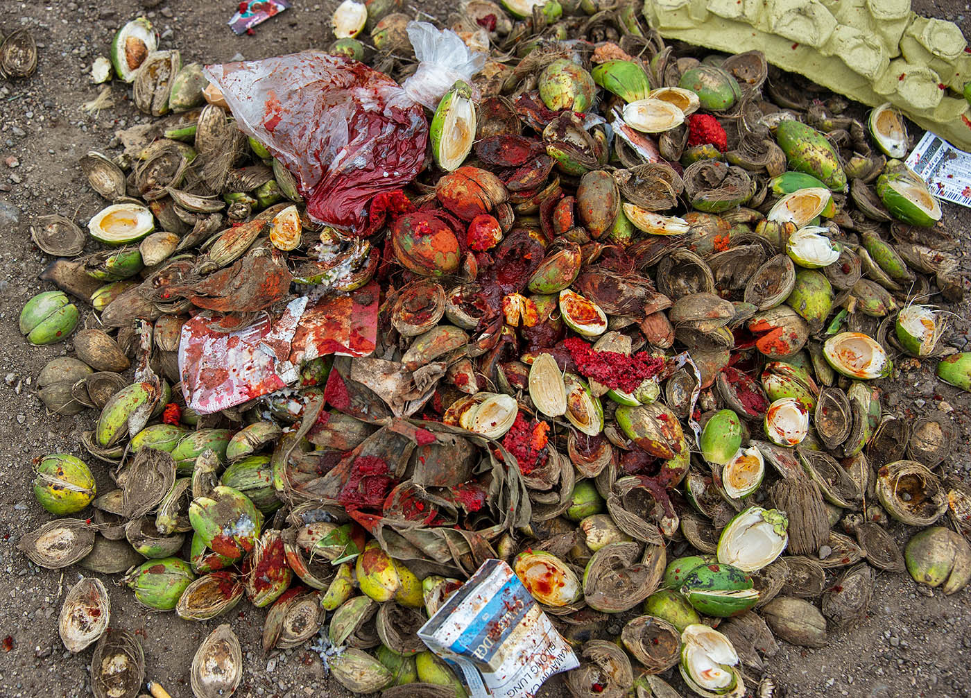 丢弃的槟榔果和槟榔吐在地上。来源:Lightgalleries.net