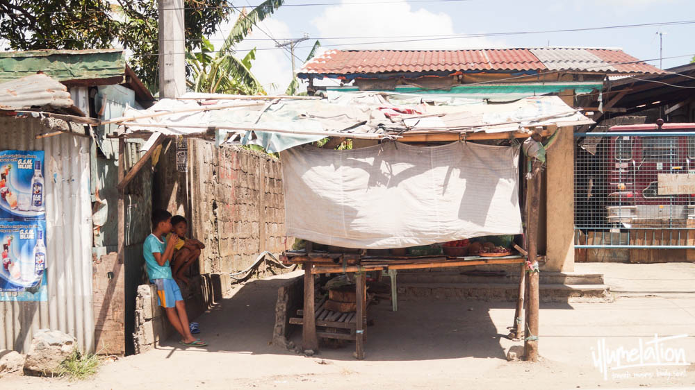 菲律宾马尼拉shty Shop Sari Sari Young Boys slum 2015。