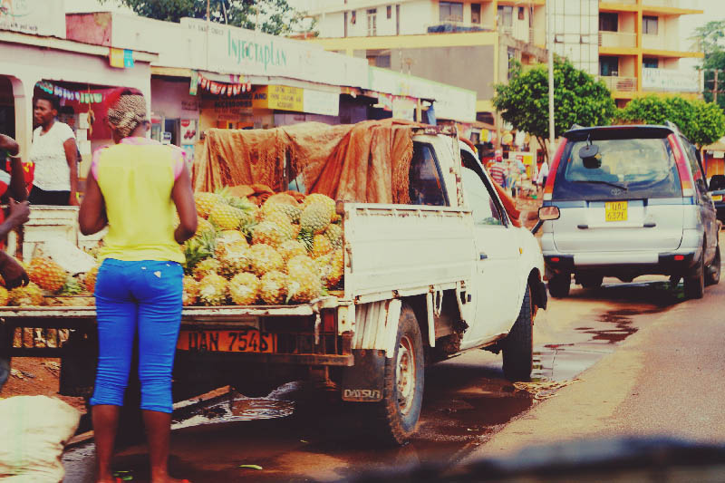 beplay3体育官方下载非洲乌干达的菠萝照明卡车