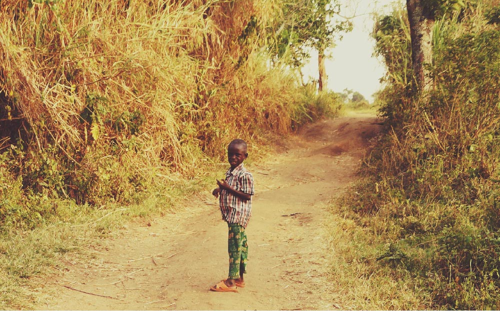 beplay3体育官方下载乌干达小孩在路径kibale.jpg上的照明