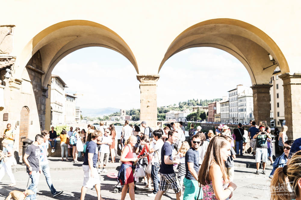 佛罗伦萨。Ponte Vecchio。托斯卡纳，意大利。人们走路。